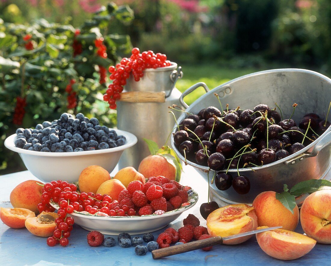 Sommerfrüchte auf dem Gartentisch