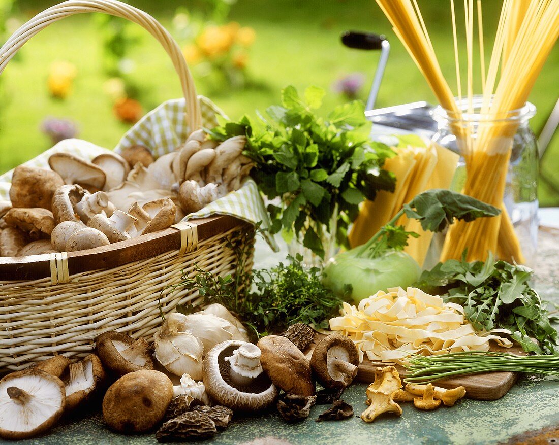 Frisch gesammelte Pilze, Kräuter und Nudeln