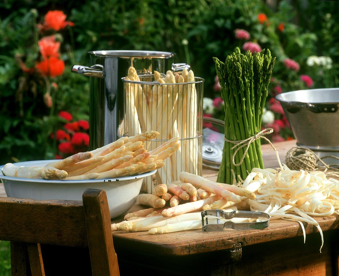 Stillleben mit weißem und grünem Spargel