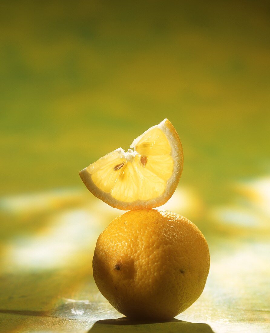 Zitronenscheibe auf Zitrone