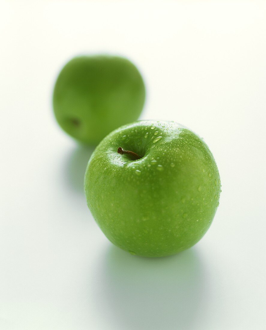 Zwei Granny-Smith-Äpfel