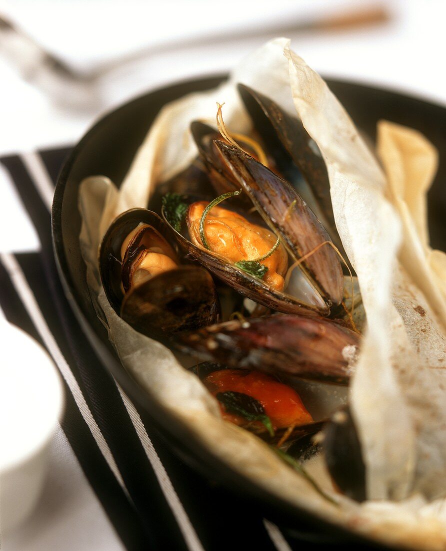Mussel papillote (mussels in greaseproof paper)