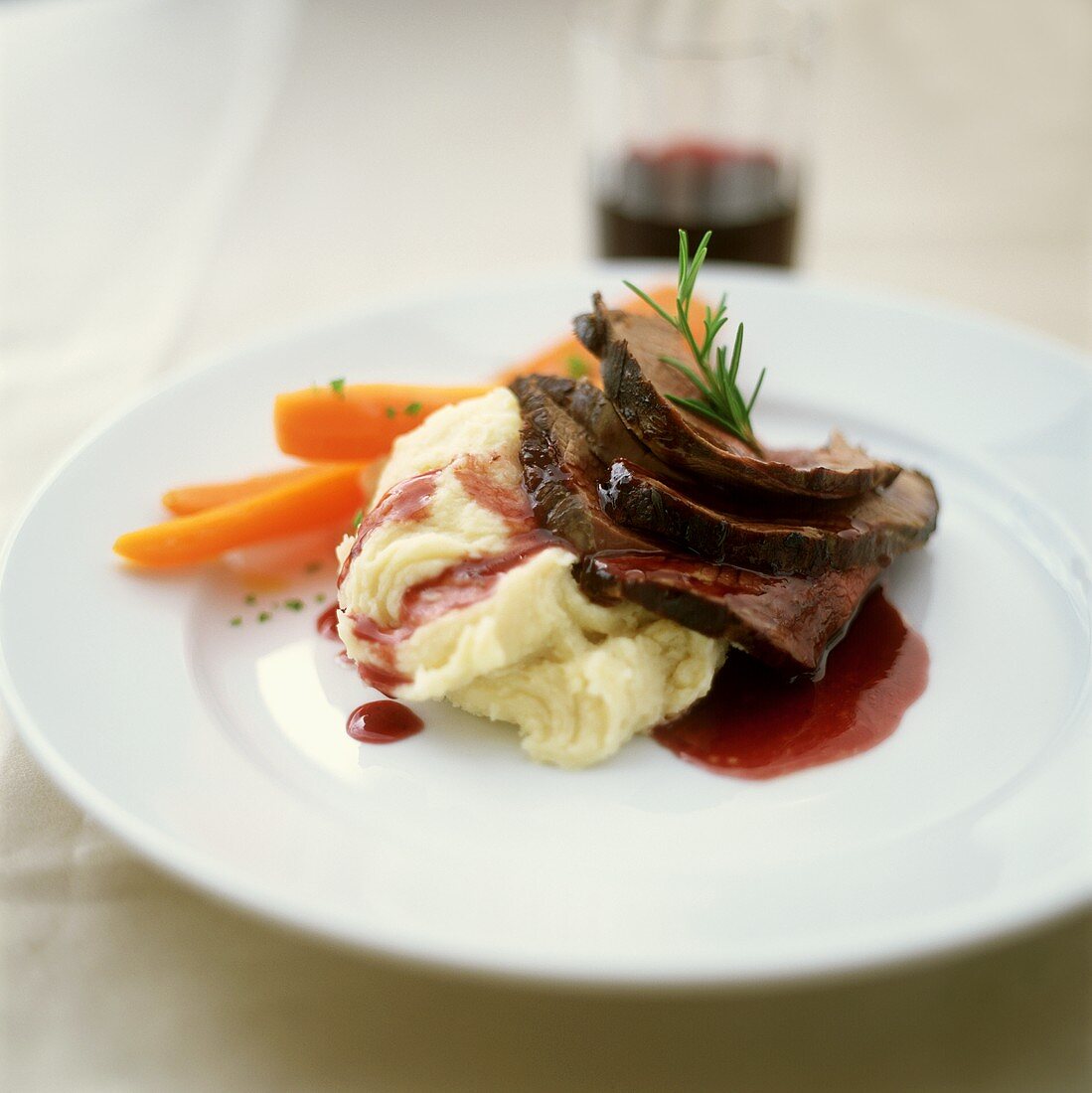 Roast beef with red wine sauce