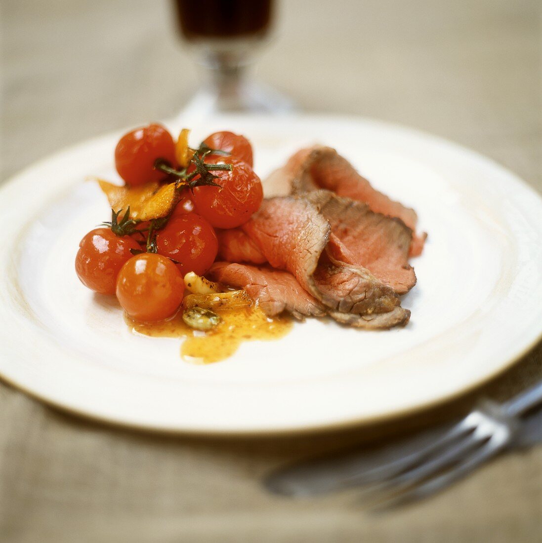 Roast beef with cherry tomatoes