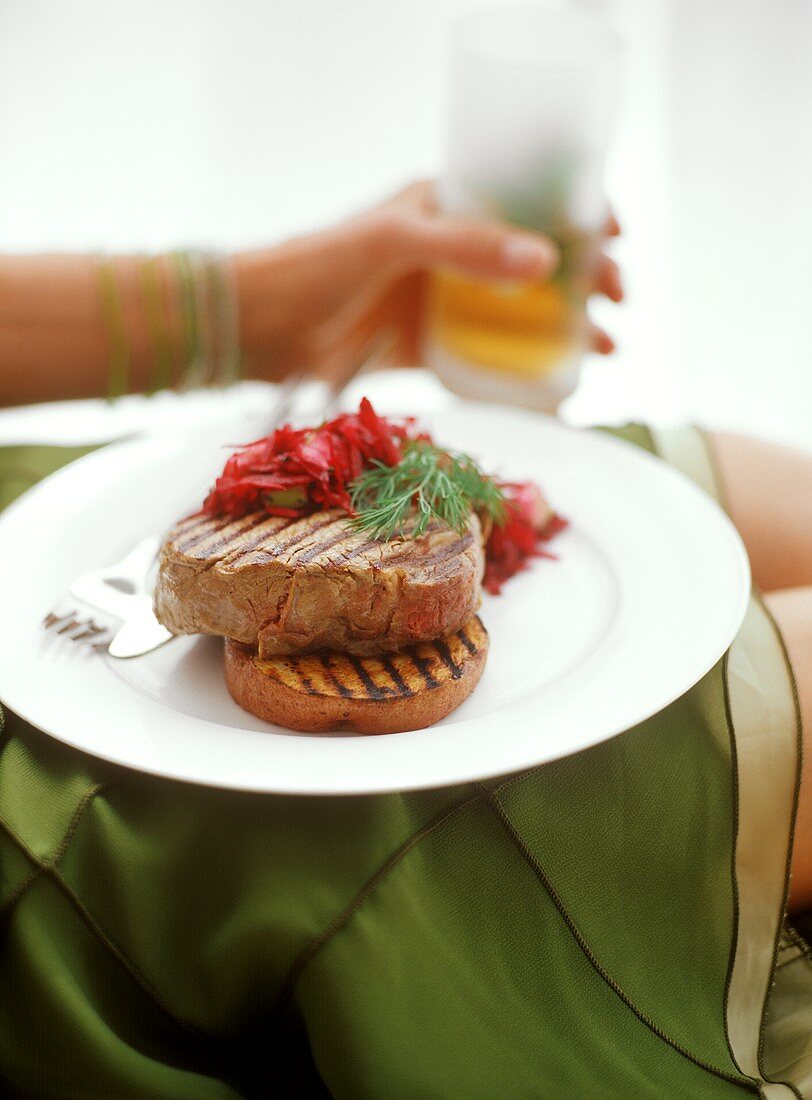 Gegrilltes Ribeye-Steak mit Rote-Bete-Salat