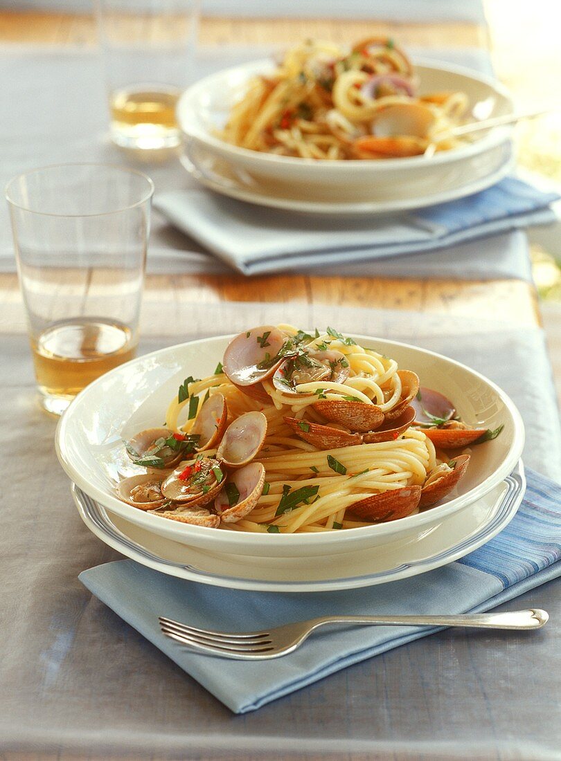 Spaghetti alle vongole (Spaghetti with clams, Italy)