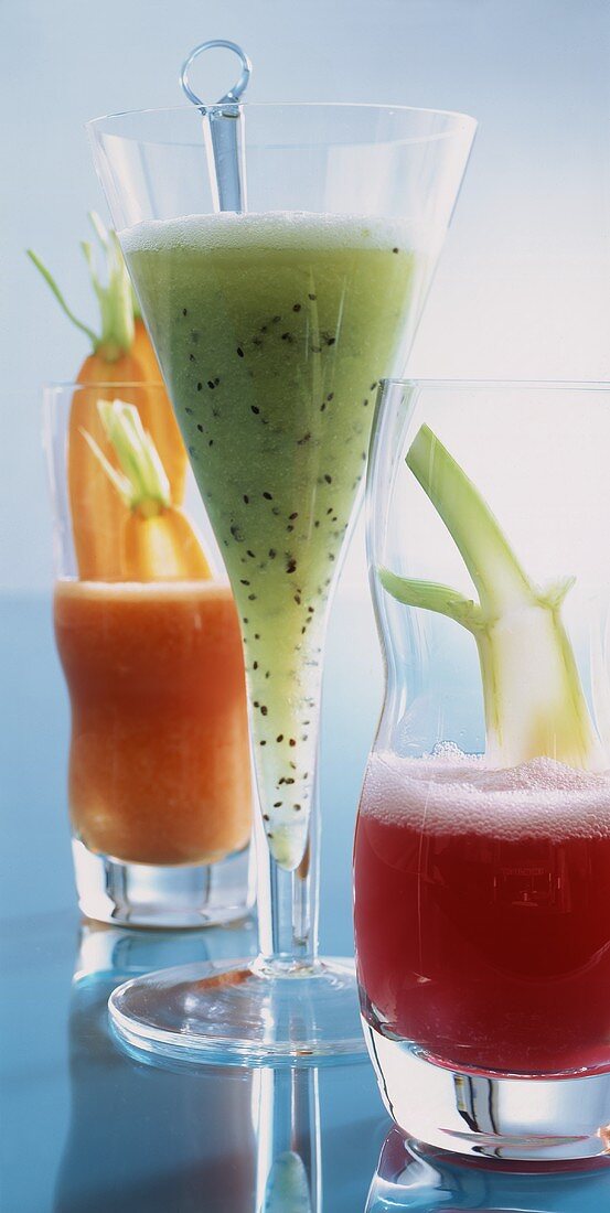 Beetroot juice & fennel, kiwi fruit & whey drink & carrot juice