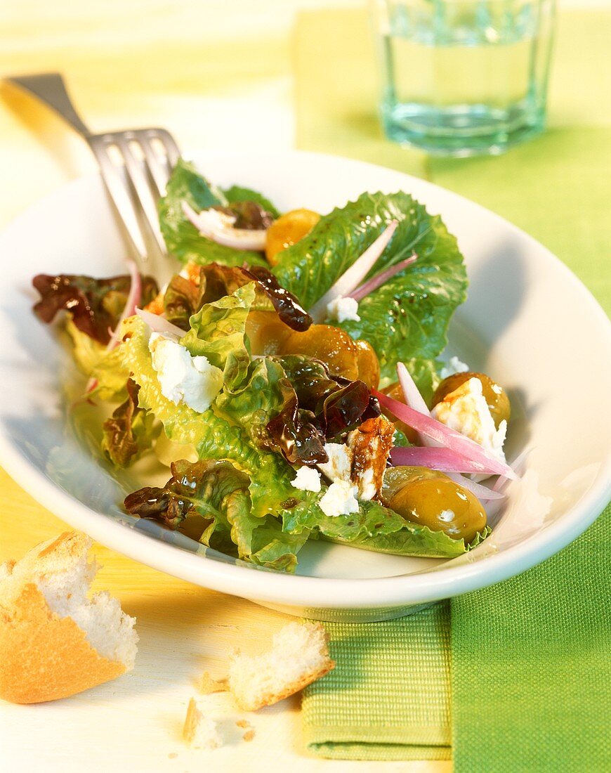 Mixed salad leaves with mirabelles & fresh goat's cheese