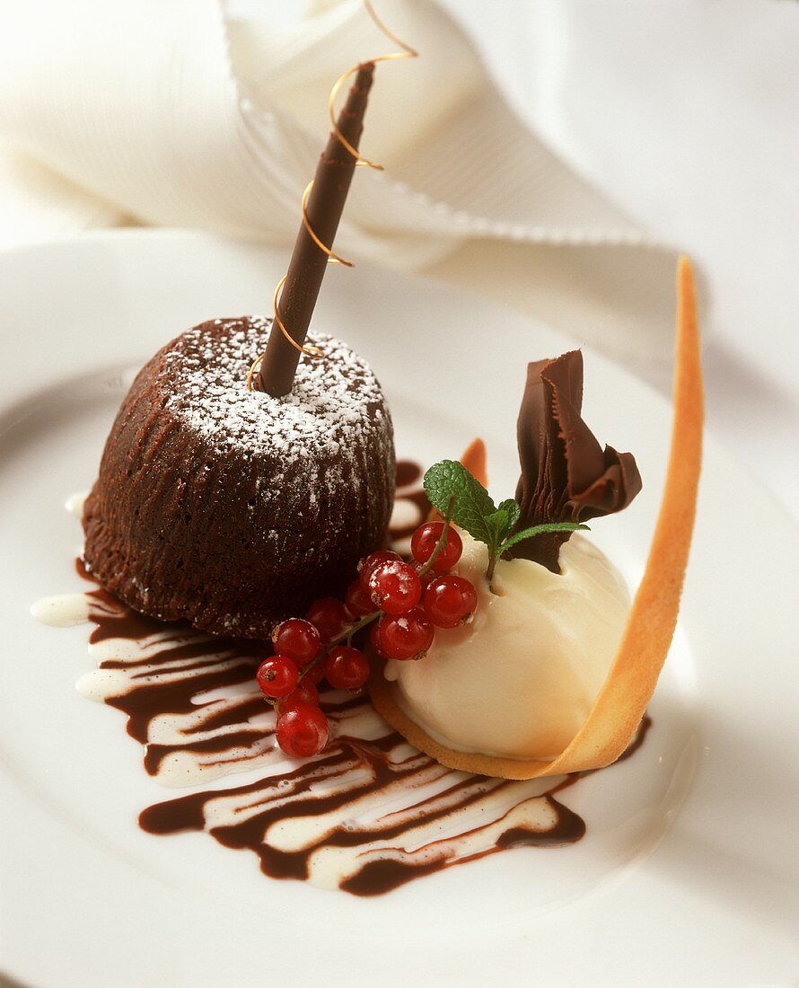 Dessertteller mit dunklem Schokopudding und weißem Schokoeis