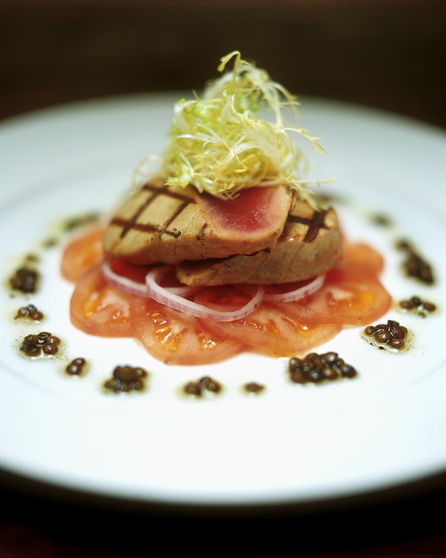 Gegrillte Thunfischfilets mit Tomatenscheiben und Kaviar
