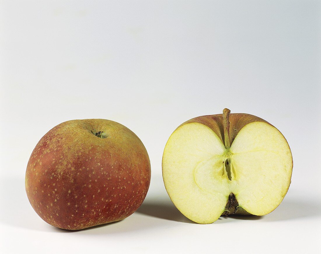 Ein ganzer und ein halber Apfel der Sorte Boskop