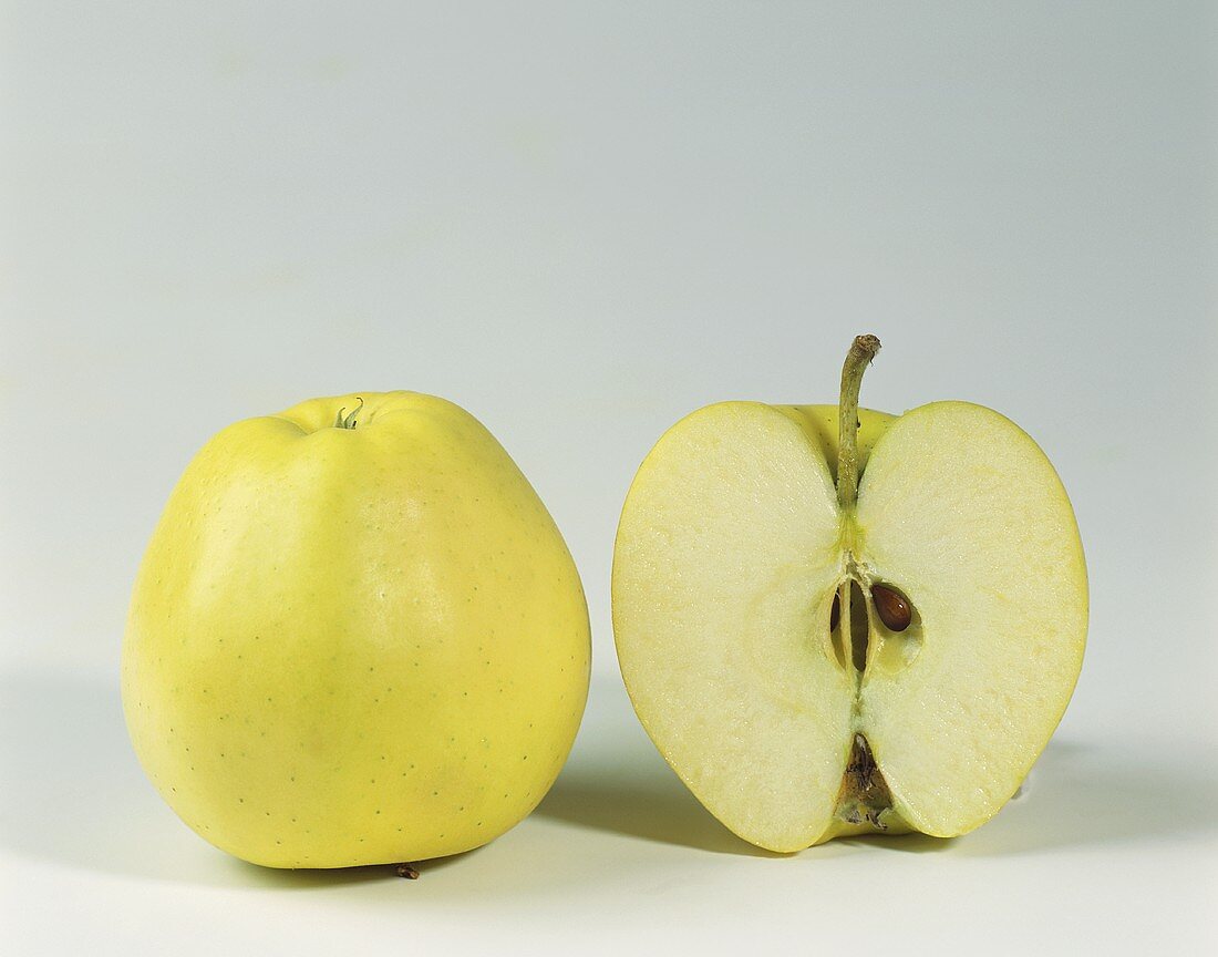 Ein ganzer und ein halber Apfel der Sorte Delicious