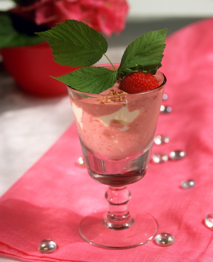 Süsser Erdbeerquark im Glas serviert