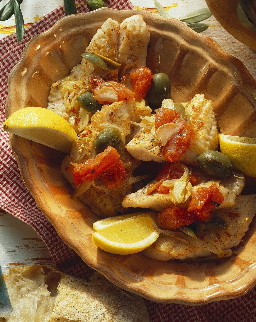 Fischfilets auf mediterrane Art (mit Tomaten & Oliven)