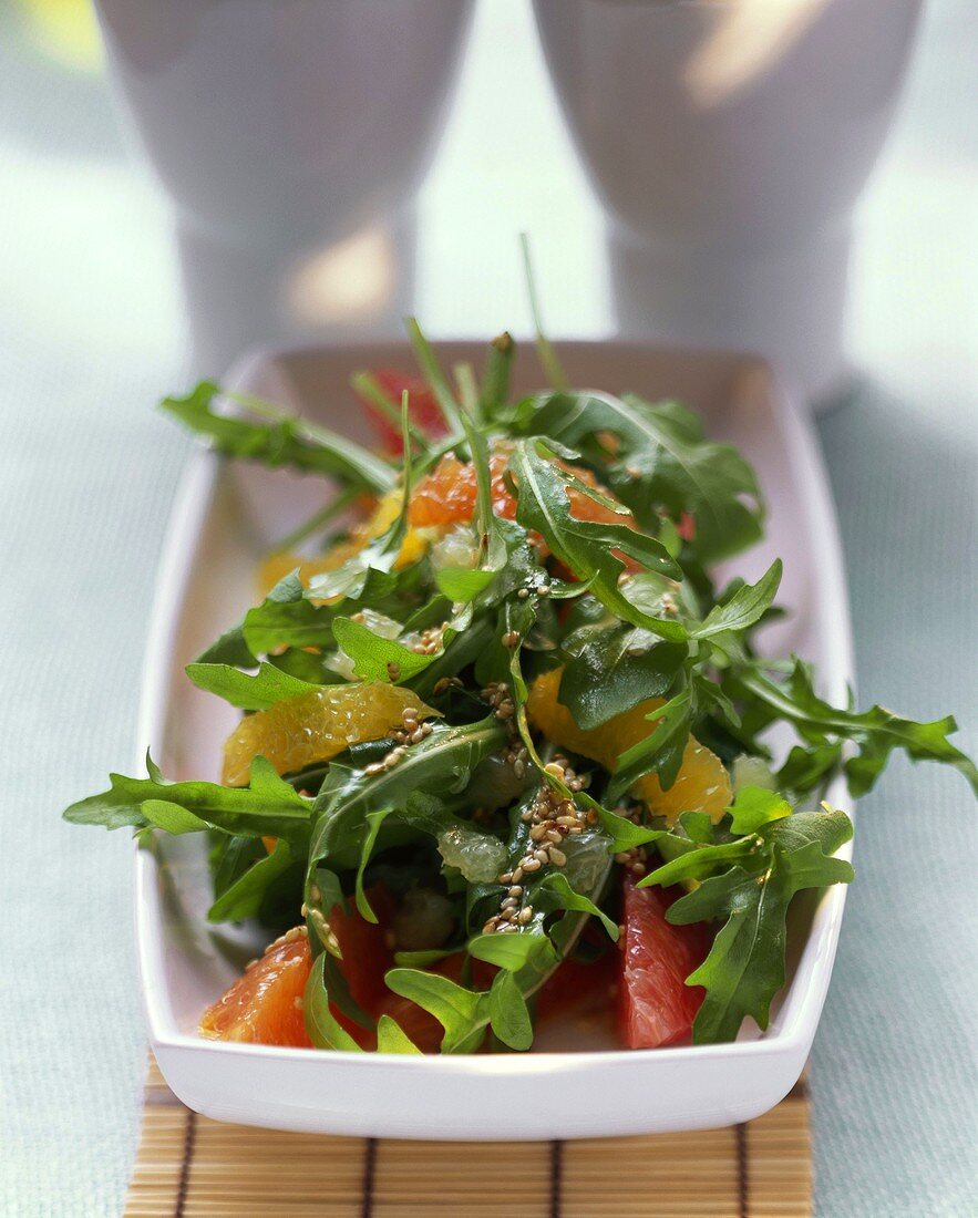 Rocket salad with citrus fruits and sesame