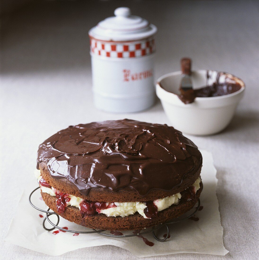 Schokoladenbiskuitkuchen mit Cremefüllung & Kirschen