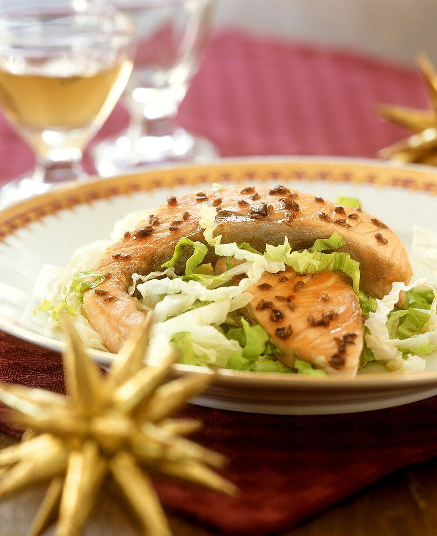 Lachssteaks auf grünem Salat