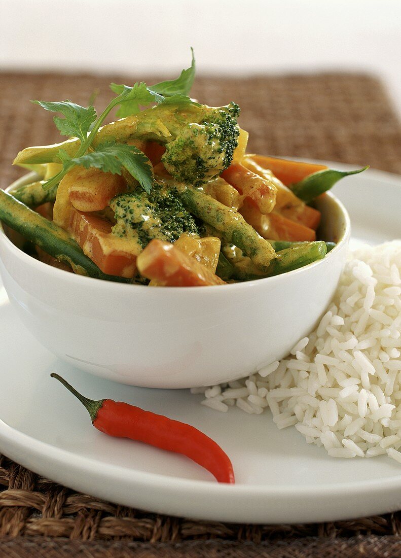 Gemüse-Curry im Schälchen, dazu Reis
