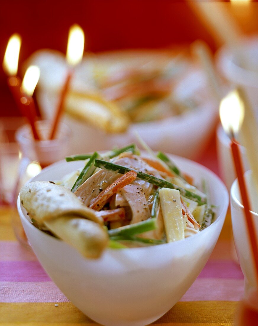 Wurst-Käse-Salat mit Paprika, Eiern und Salatcreme