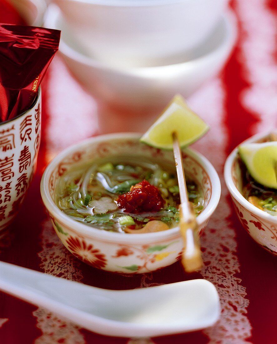 Scharfe Asia-Suppe mit Reisnudeln & Gemüse im Schälchen