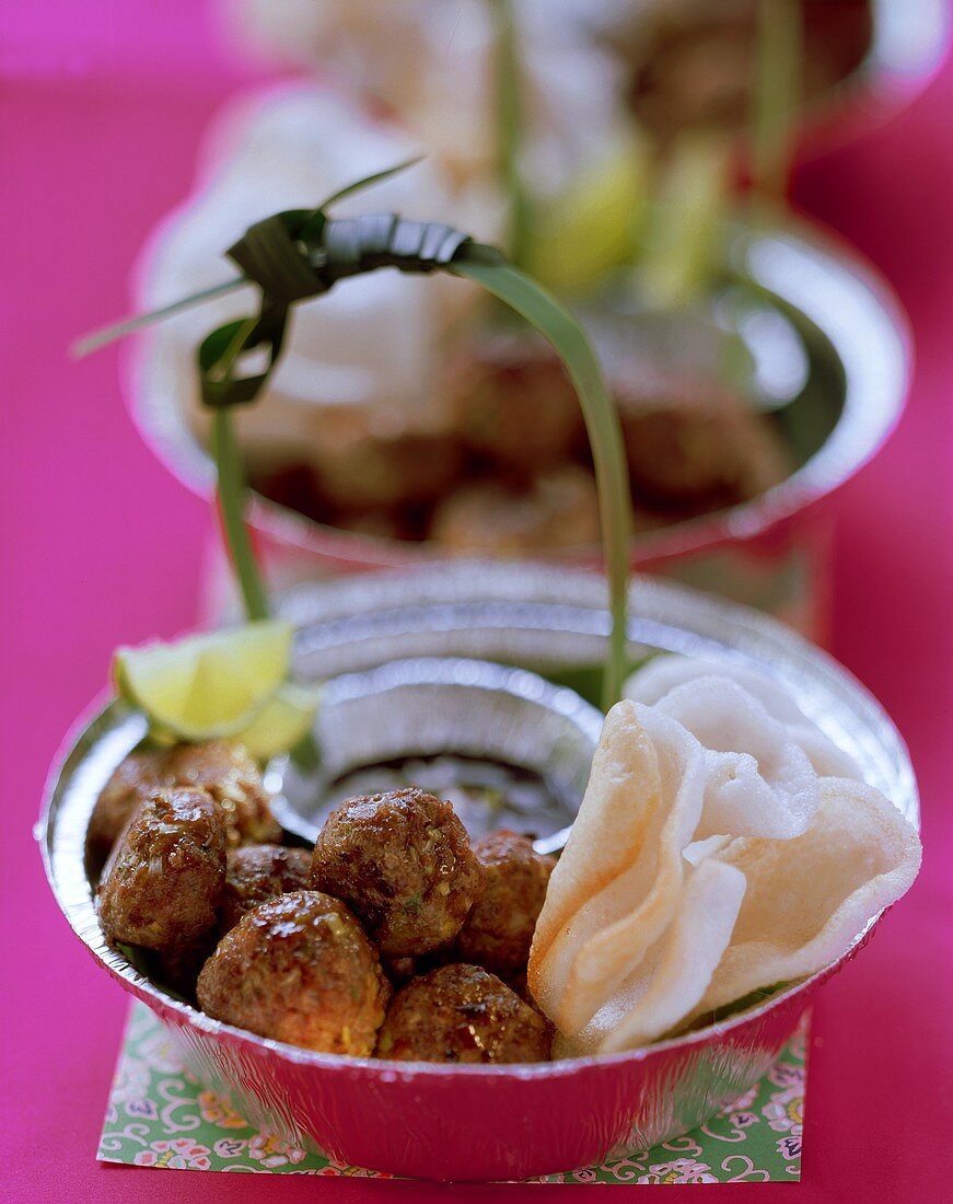 Meatballs with Asian seasoning, with prawn crackers