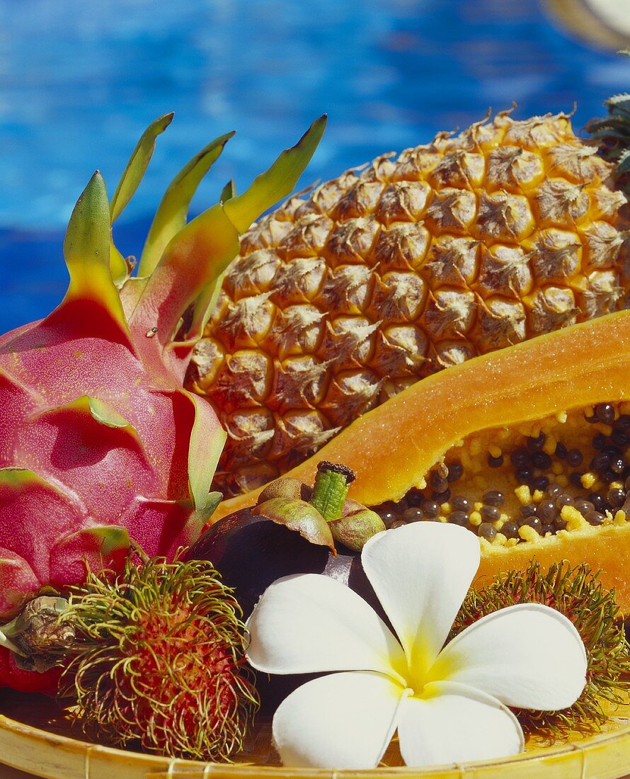 Exotische Früchte: Lychees, roter Pitahaya, Papaya, Ananas