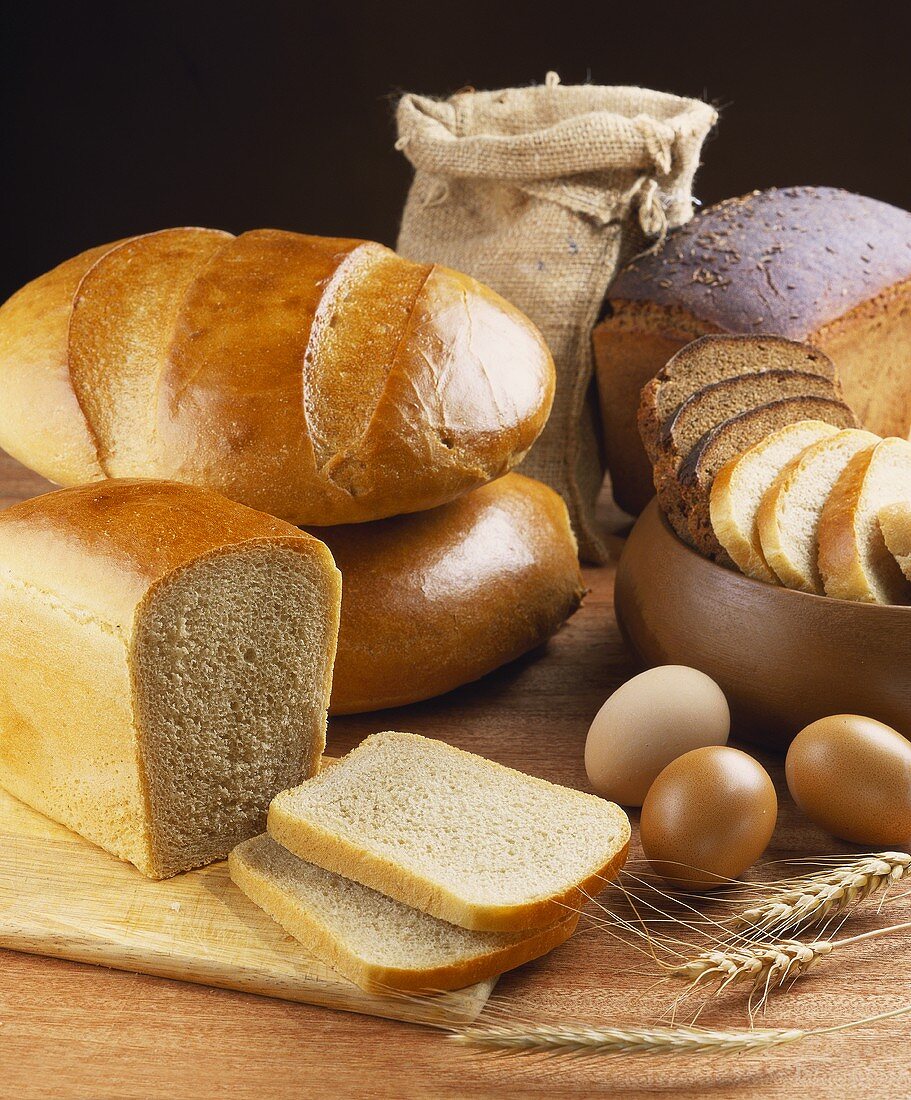 Stillleben mit verschiedenen Broten, Getreideähren und Eiern