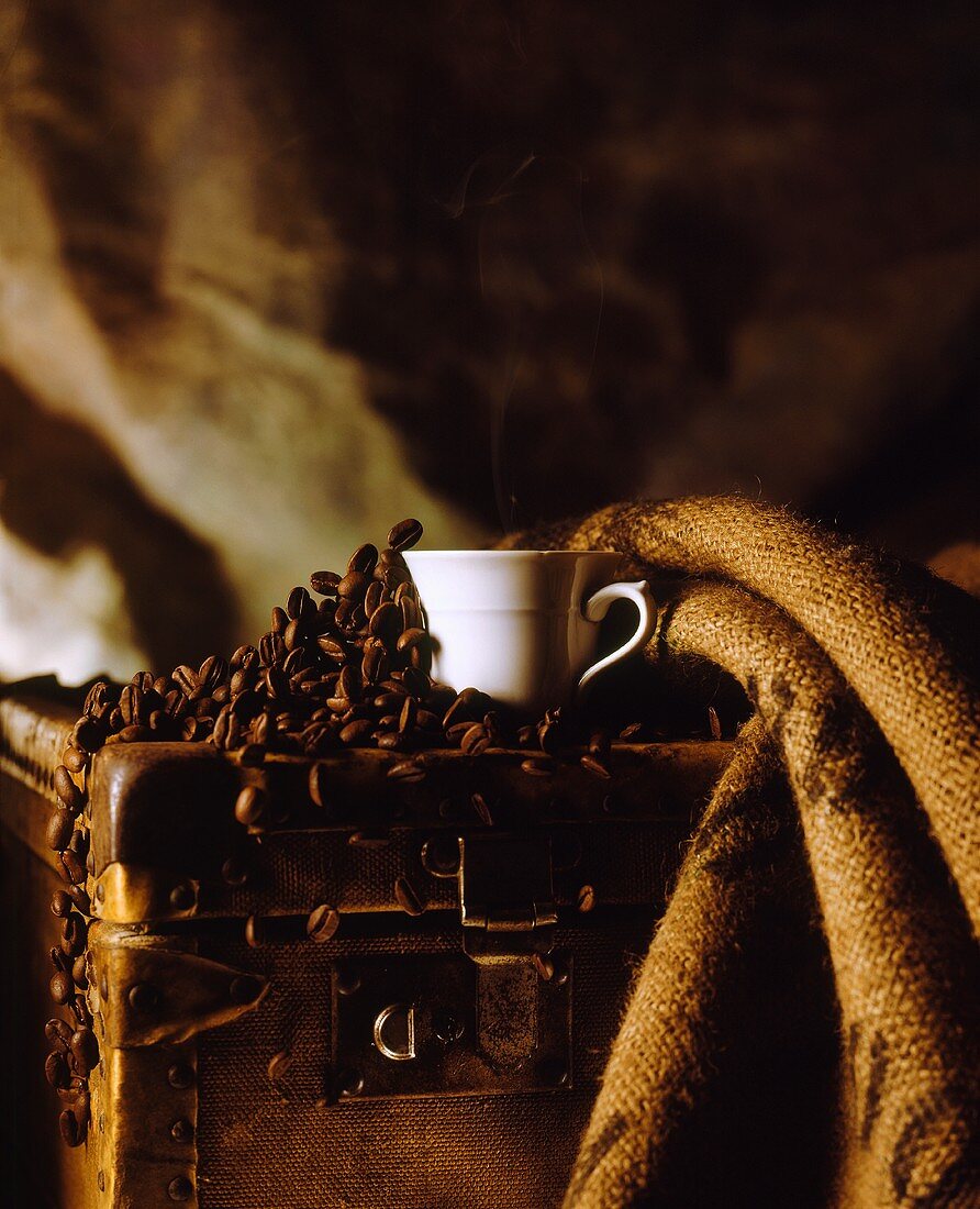 Kaffeetasse und Kaffeebohnen in rustikalem Ambiente