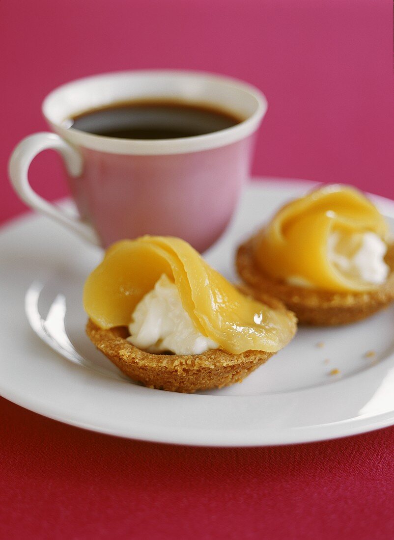 Mango-Tartelettes mit einer Tasse Kaffee