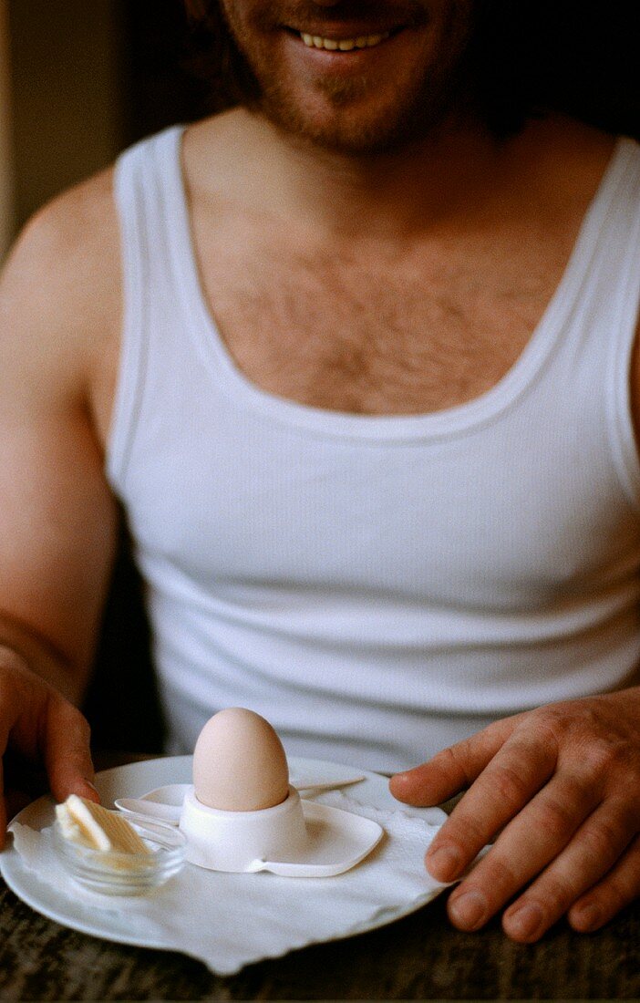 Mann isst Frühstücksei