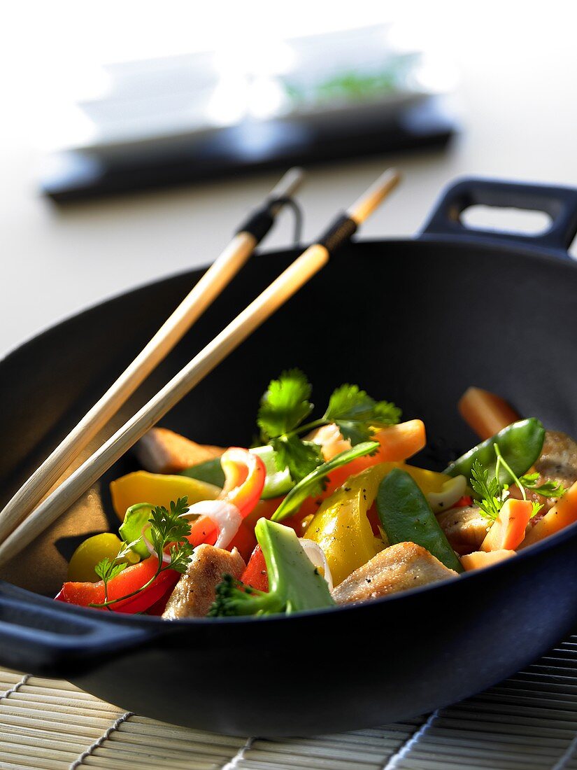 Wok mit Fleisch und Gemüse