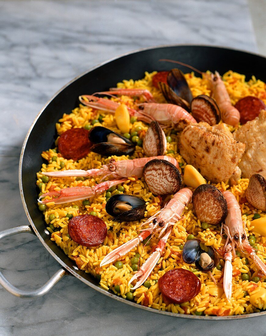 Paella in der typischen Pfanne