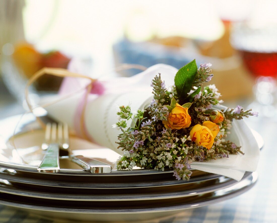 Sommerliches Blumenbukett in eine Serviette gesteckt