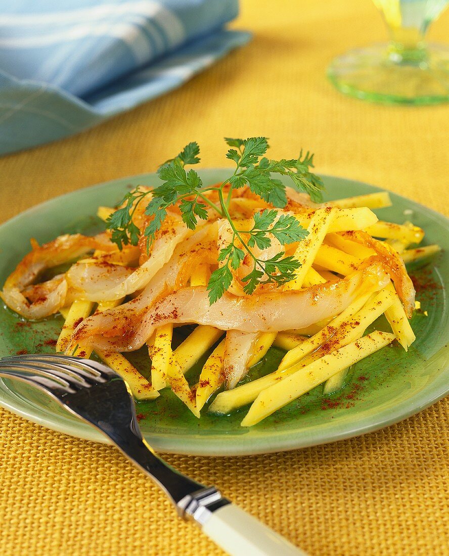 Mangosalat mit geräuchterten Schellfisch-Streifen