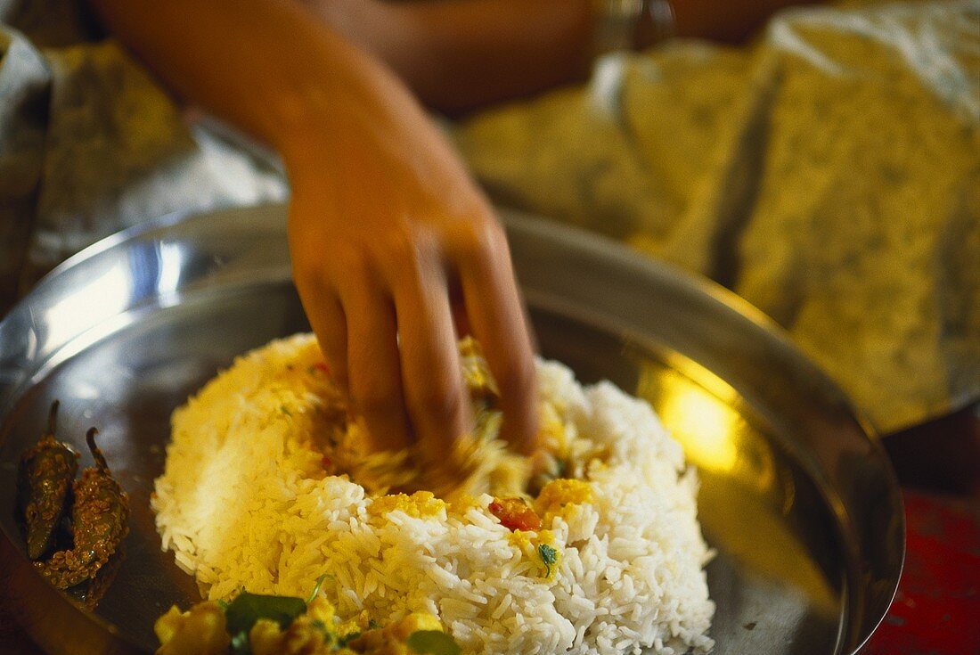 Beim Reis essen (Indien)
