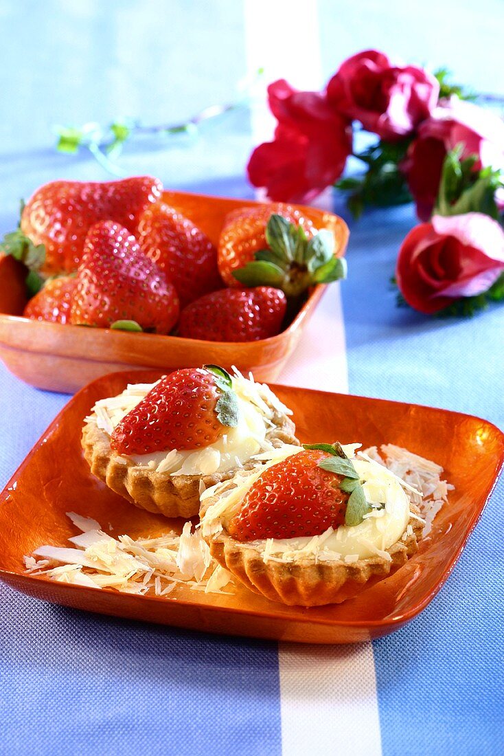 Erdbeertorteletts mit Vanillecreme und weisser Schokolade