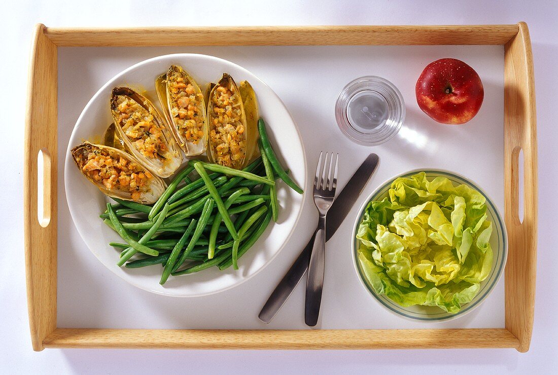 Stuffed chicory with green beans, lettuce and apple