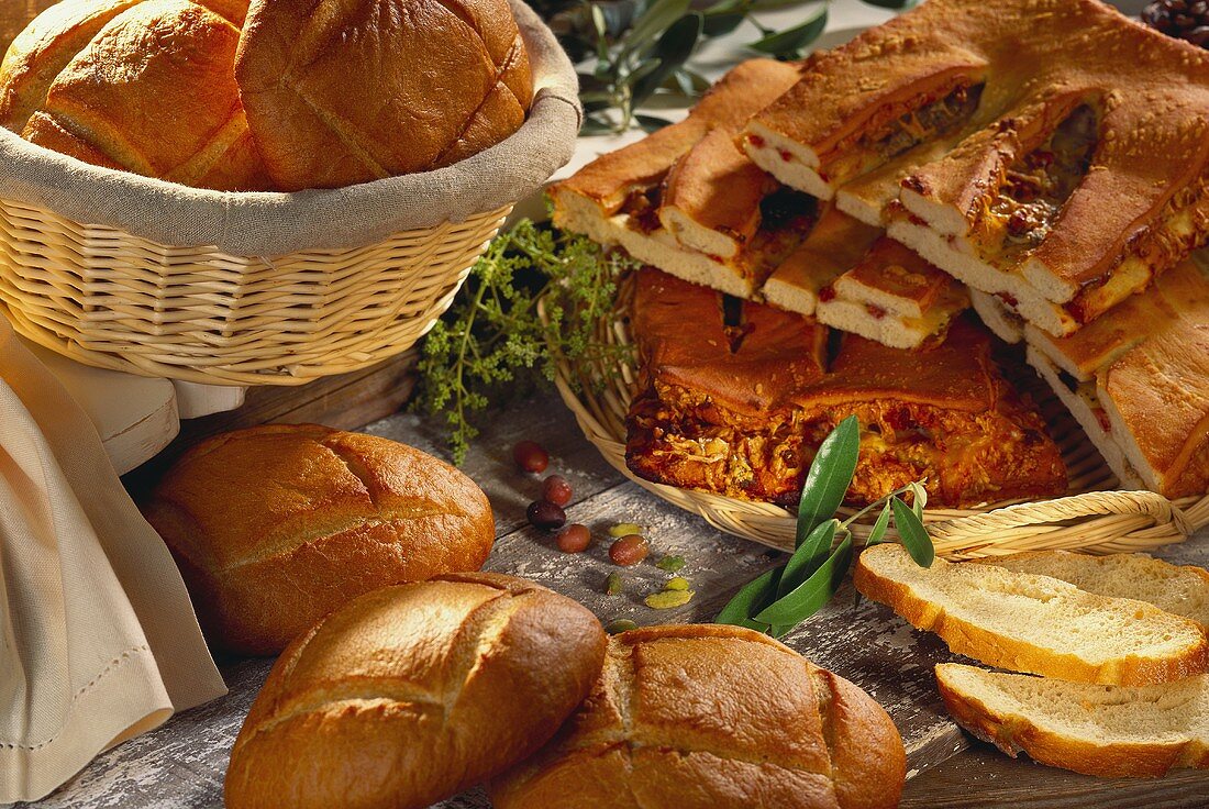 Brötchen und Fougasse (Olivenbrot, Frankreich)