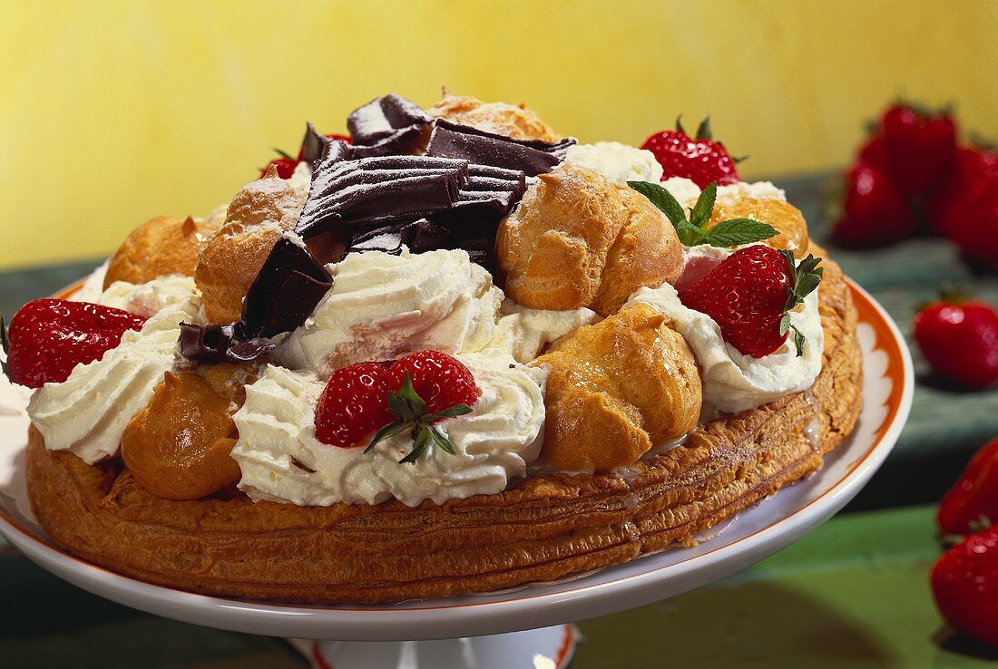 Strawberry gateaux with profiteroles and cream