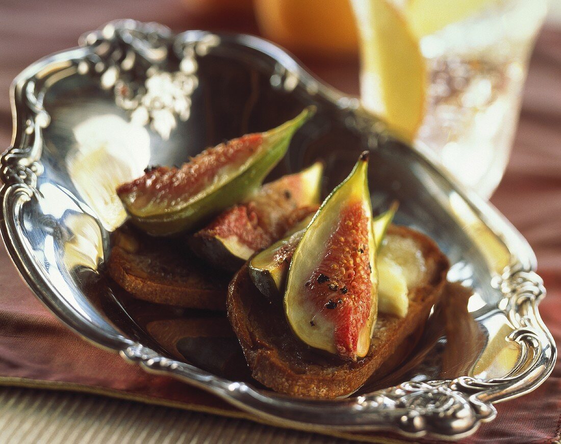 Bread with toasted goat's cheese and fresh figs