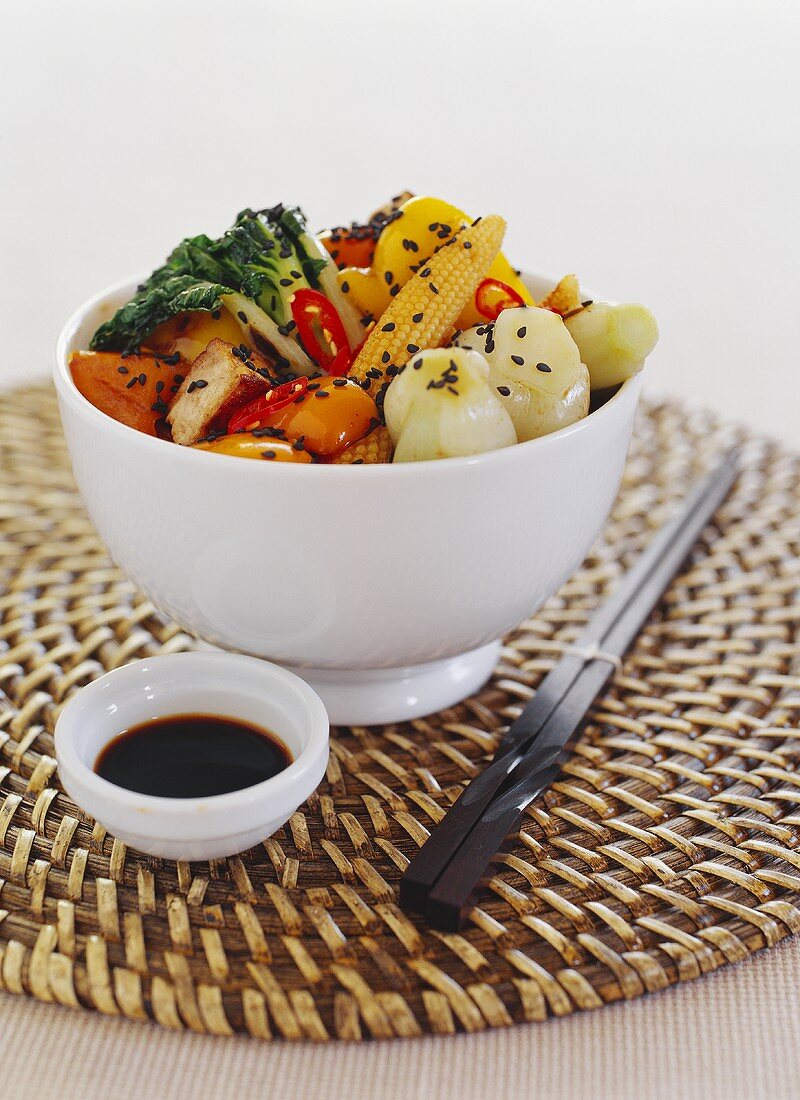 Gebratener Tofu mit Gemüse und schwarzem Sesam