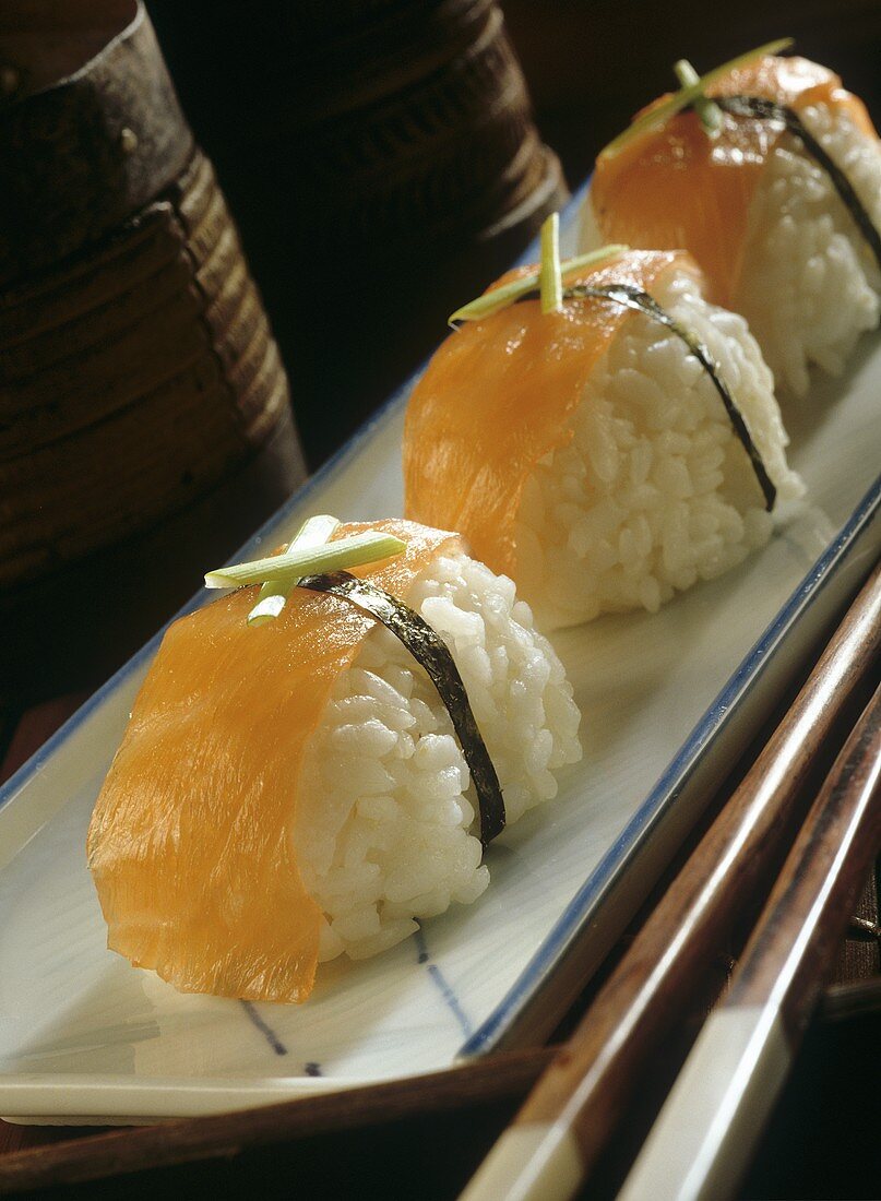Nigiri sake (three large salmon nigiri)