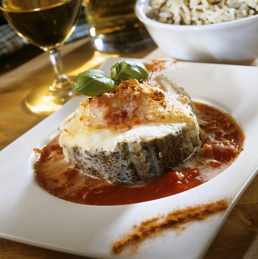 Gratiniertes Schellfischsteak auf Tomatensauce