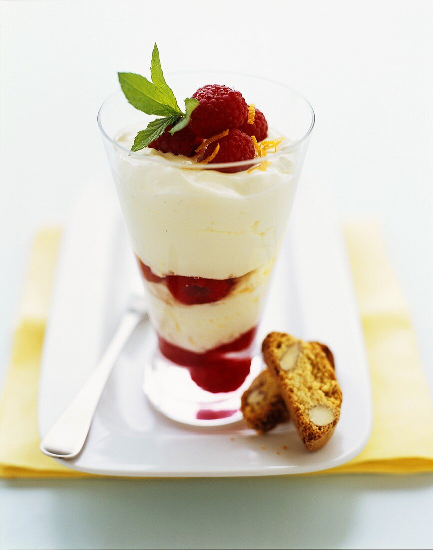 Vanille-Orangen-Creme mit Himbeeren