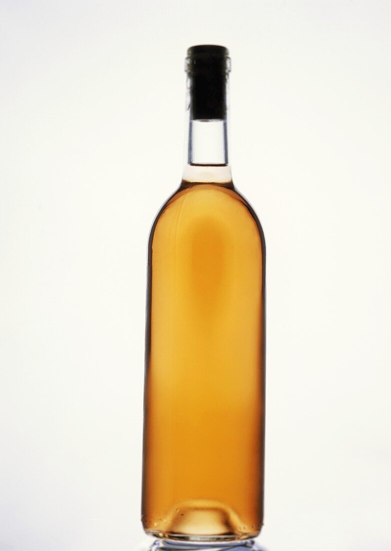Eine Flasche Roséwein (ohne Etikett, neutral)