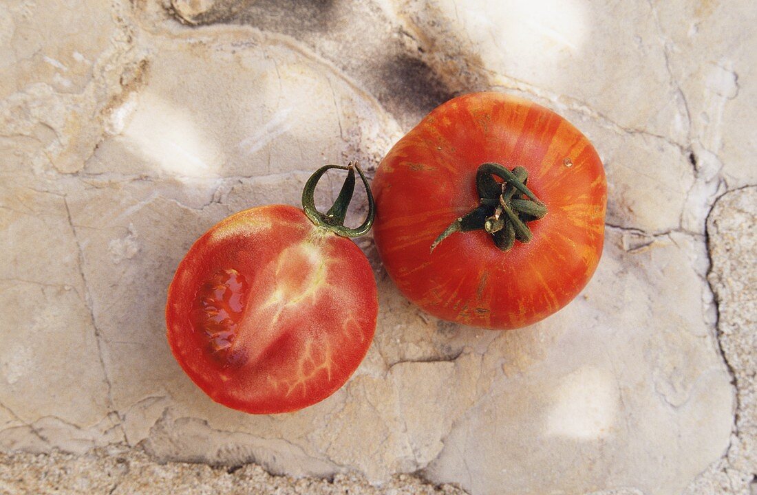Ganze und halbe Tomate der Sorte Red Zebra