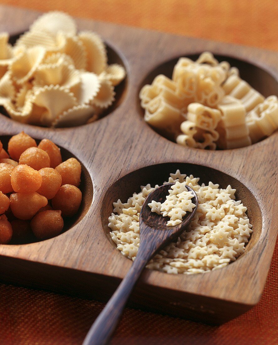 Ready-made noodles and Backerbsen (soup garnish)