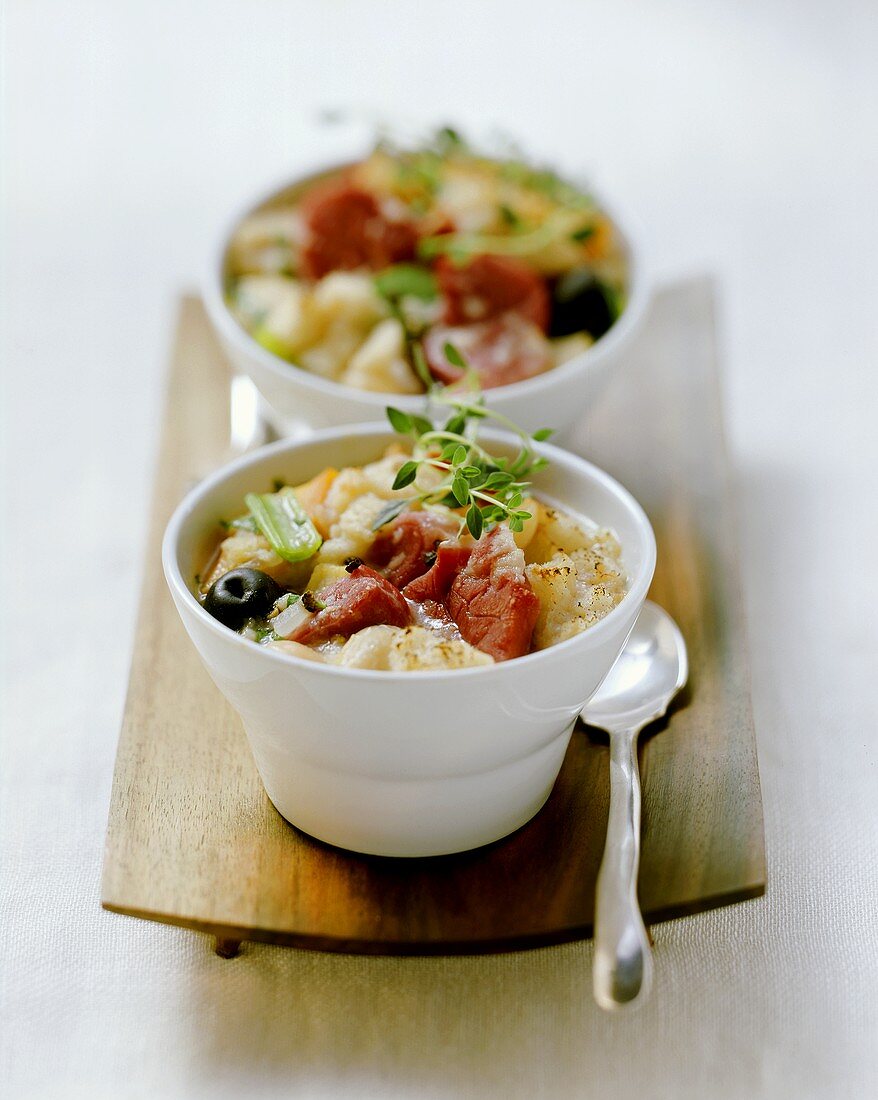 Cassoulet mit Eisbein in zwei Schüsseln