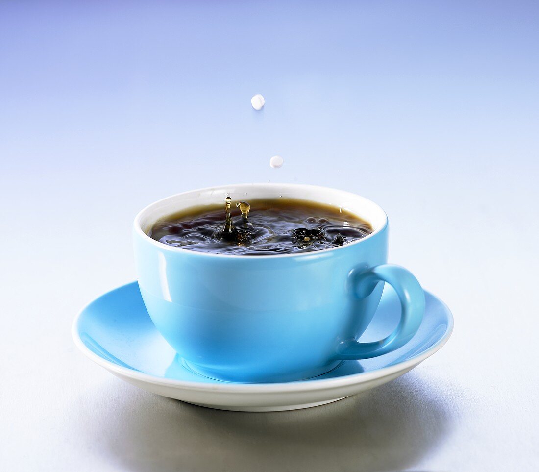 Kaffeetasse in die Süssstoff gegeben wird