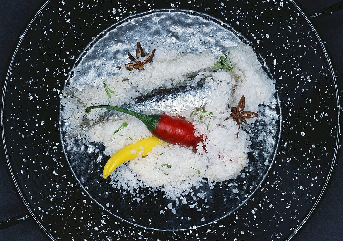 In Salz gebackene Sardine mit Gewürzen und Chilischoten